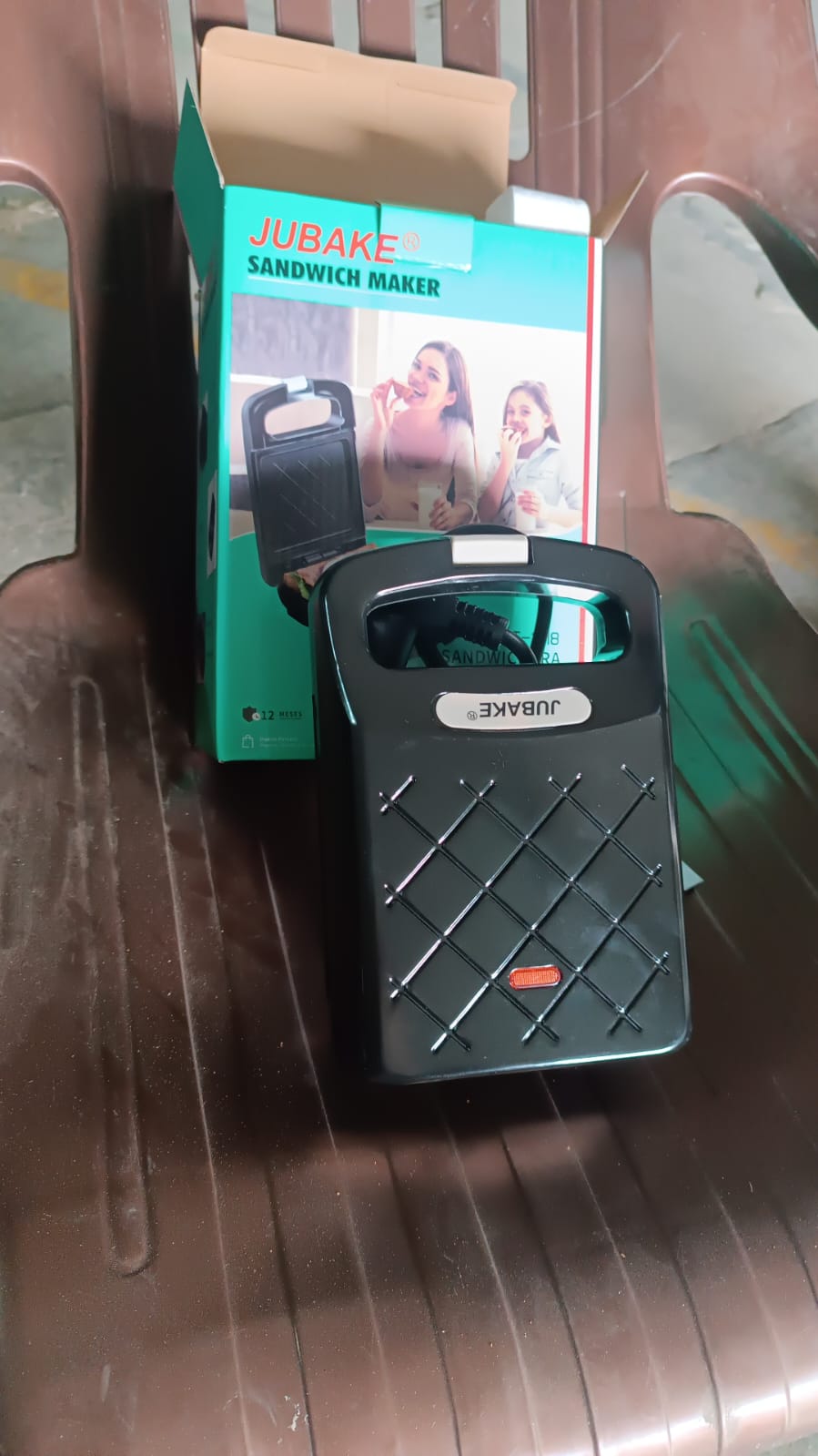 sandwich maker 500w with non-stick plates for baking sandwiches