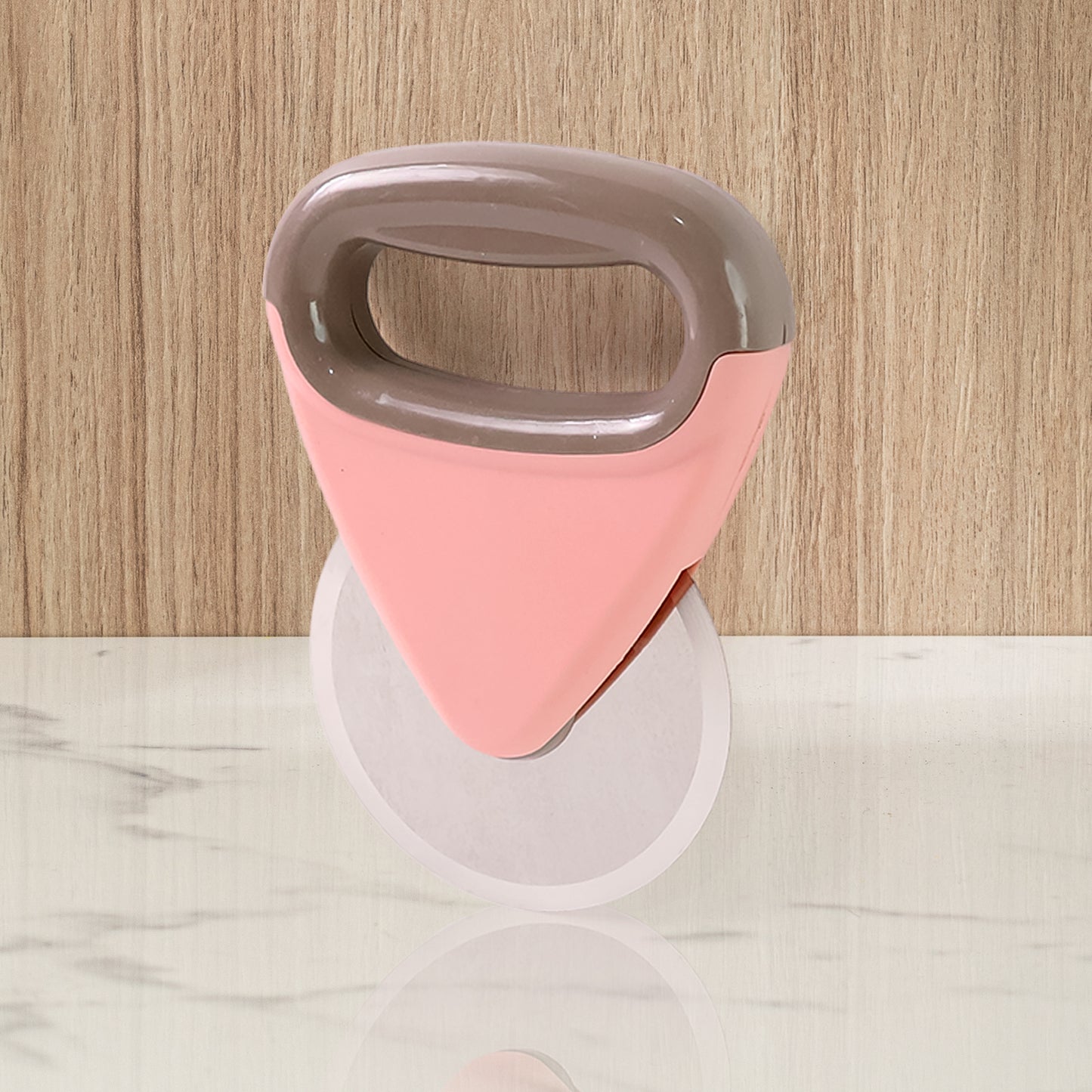 pizza cutter with 21 cm stainless steel blade and ergonomic handle