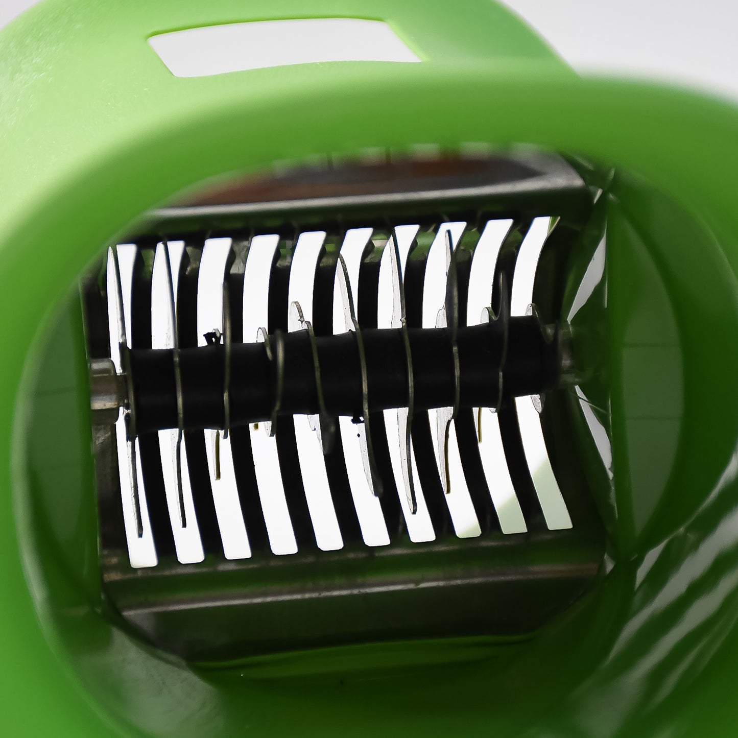 manual cutter for chopping dry fruits and chillies with plastic body