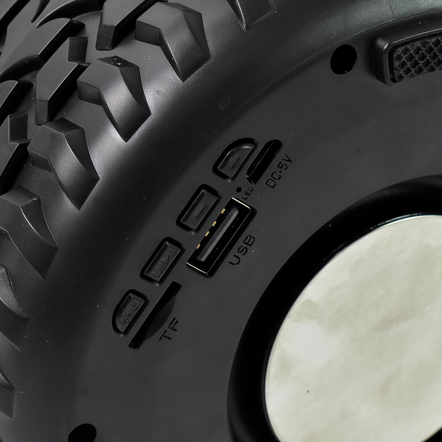 durable plastic portable tyre shape wireless bluetooth speaker 8w pack of 1