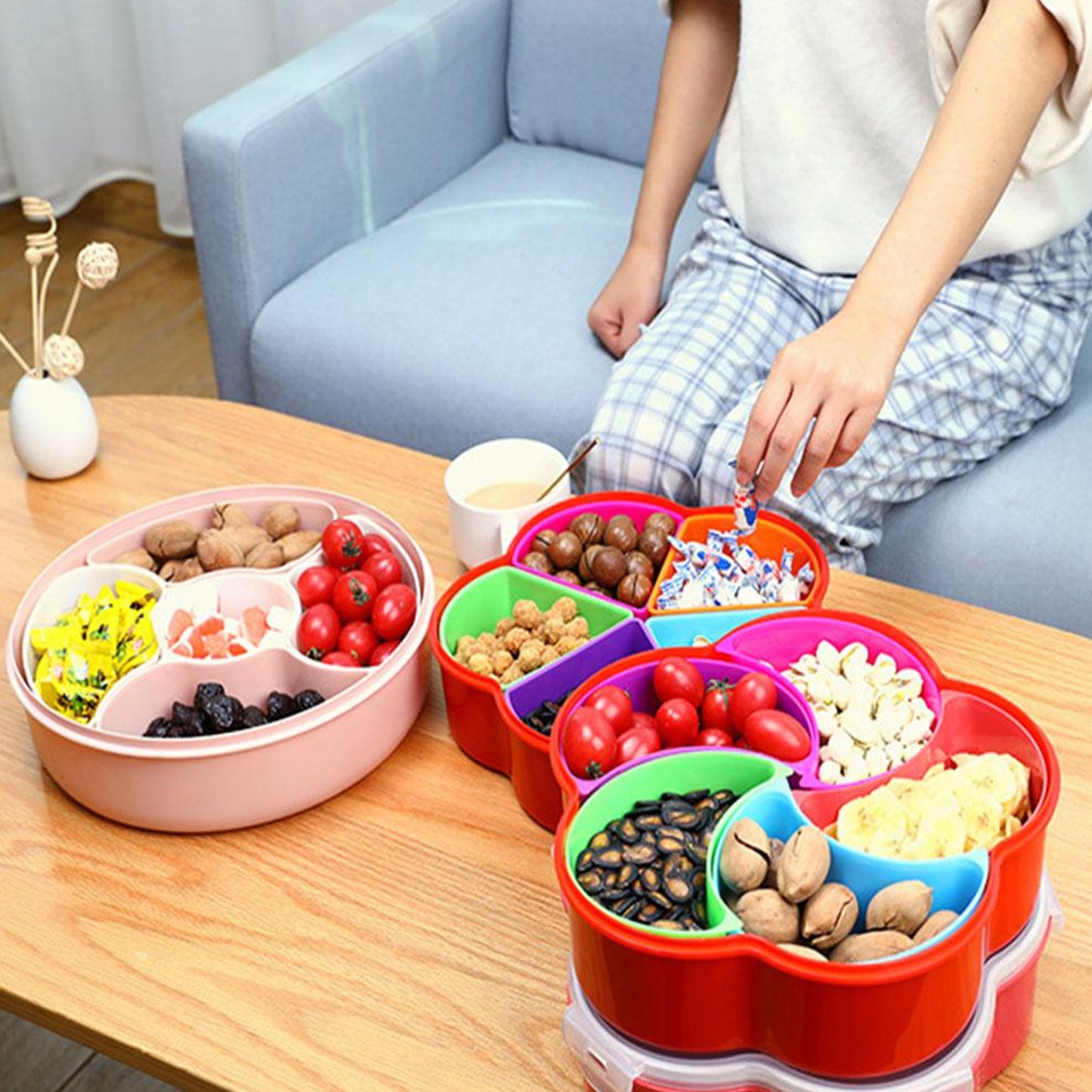 food storage box 26 cm x 25 cm x 6 cm with five compartments for snacks and fruits