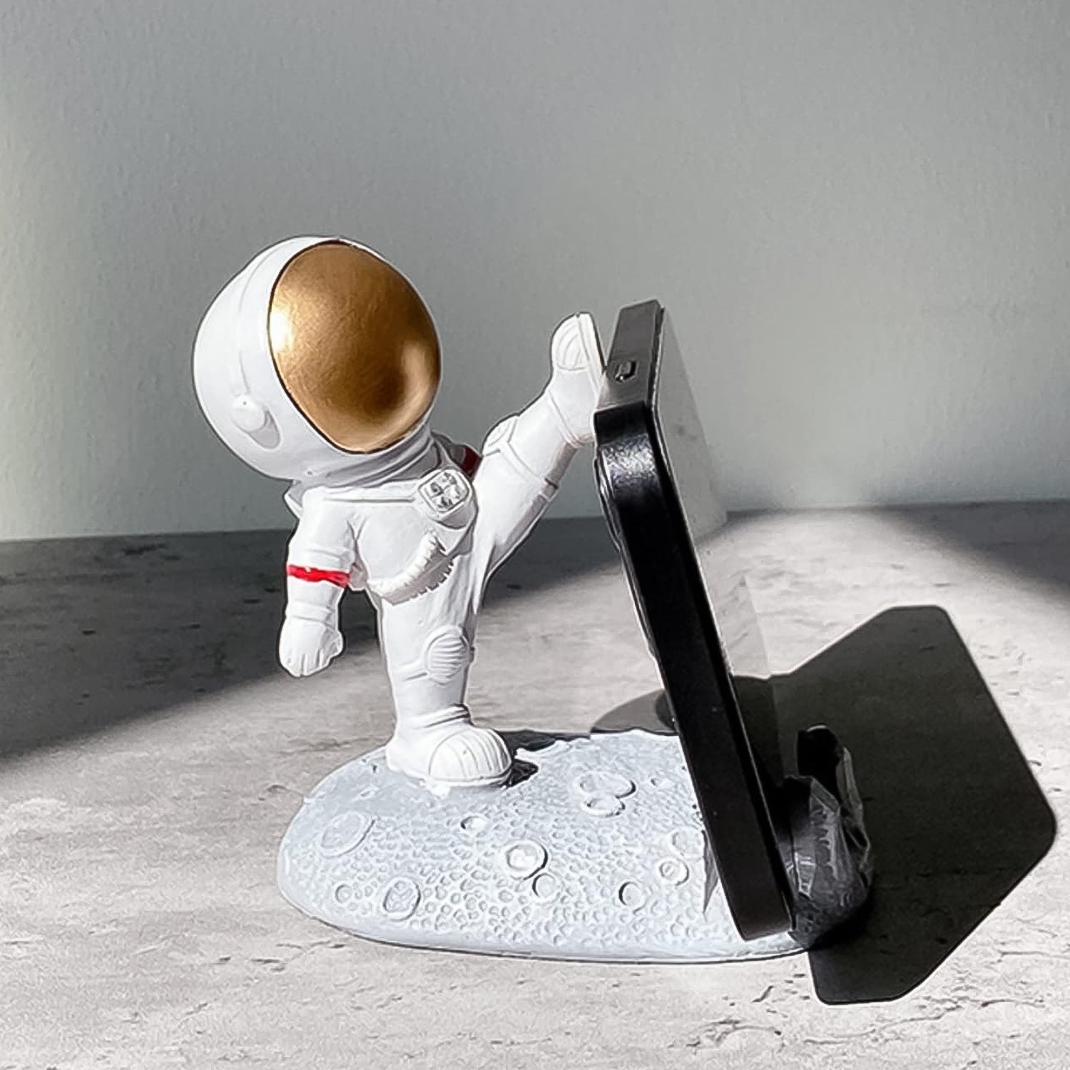 resin mobile holder astronaut design 11 cm x 5 cm x 13 cm pack of 1