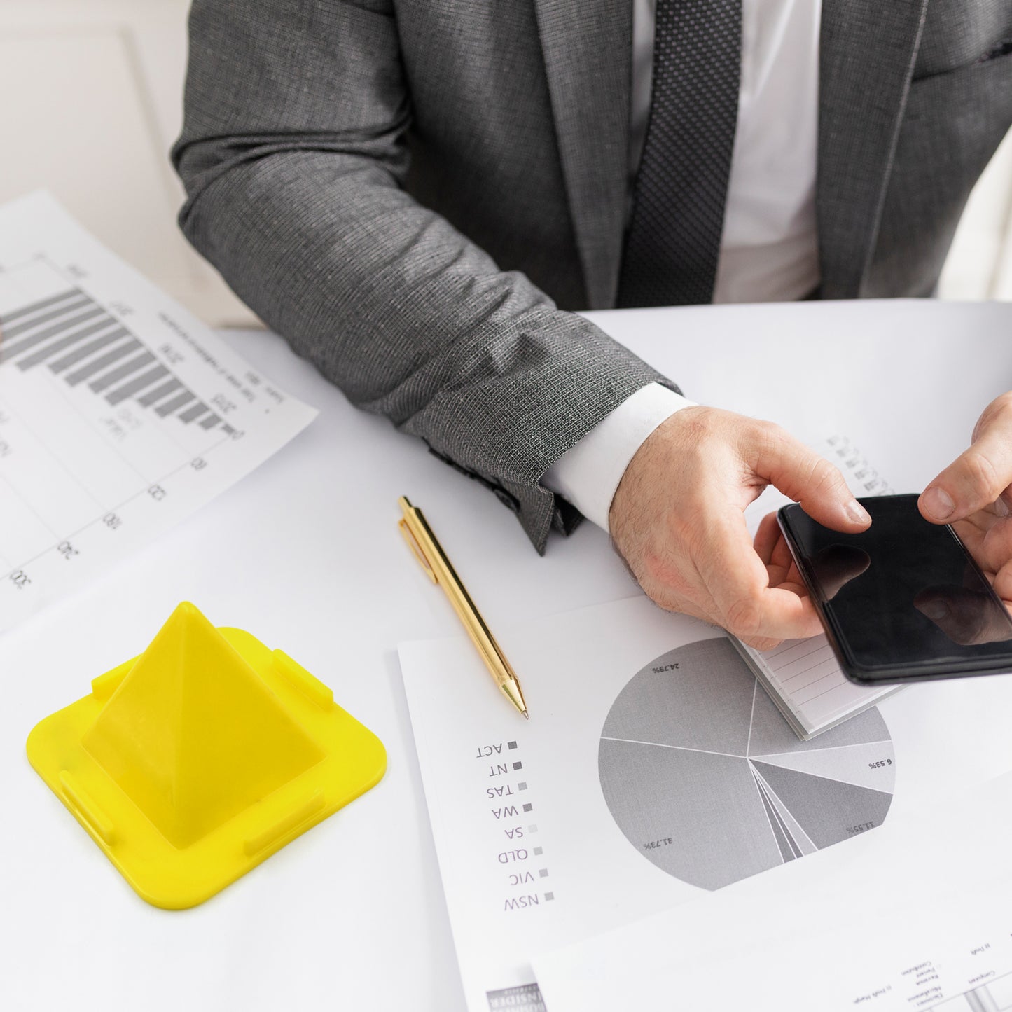 plastic portable four-sided pyramid mobile holder stand for car dashboard pack of 1