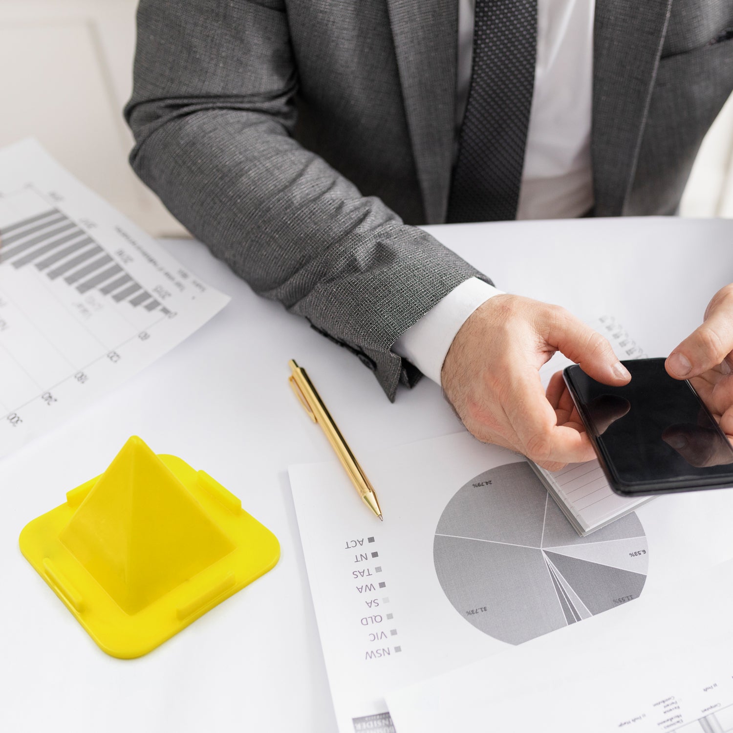 plastic portable four-sided pyramid mobile holder stand for car dashboard pack of 1