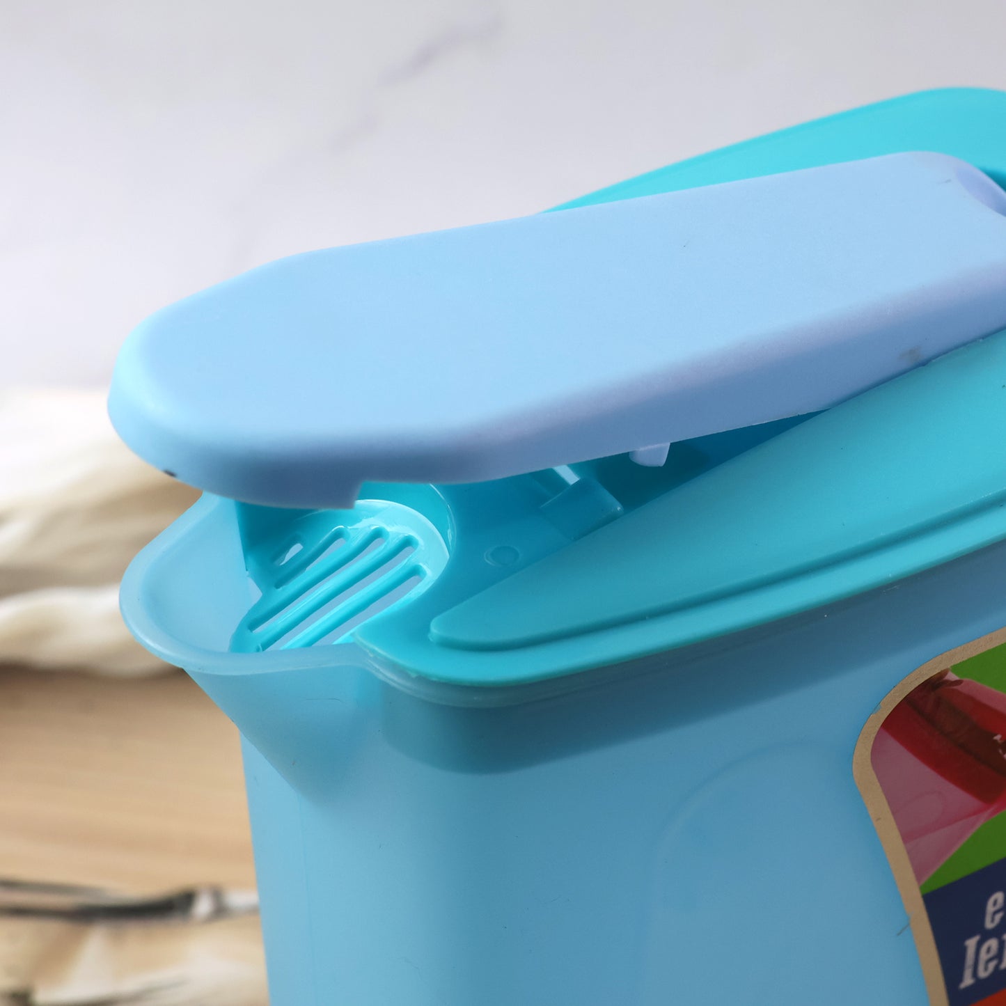 water jug with fitted lid and handle 2200 ml