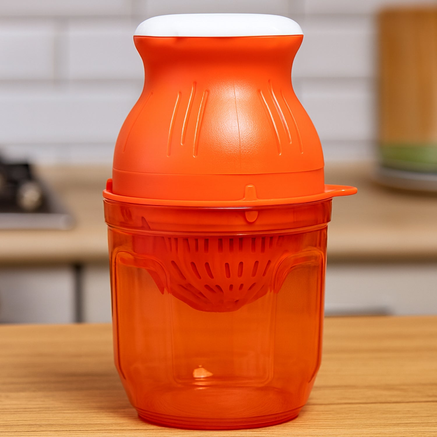 manual juicer with transparent container for fruits and vegetables